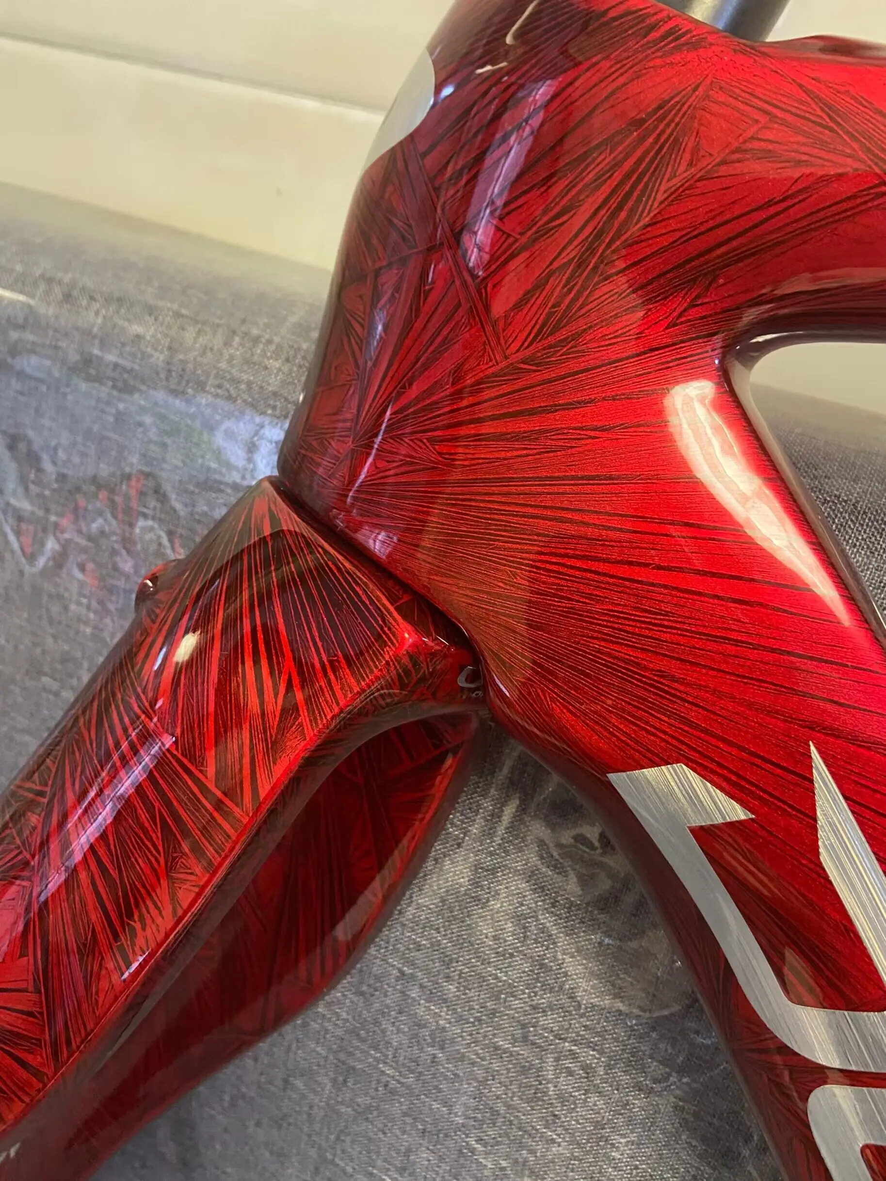 Новейшая краска красного цвета замораживает трещины на раме дорожного велосипеда глянцевые велосипедные рамы T1100 с замерзающими трещинами на серебряных логотипах, диски, тормоза
