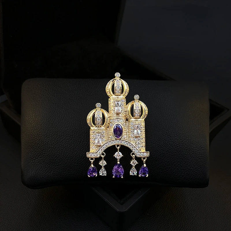 Фиолетовая брошь в виде замка, высококачественные аксессуары для женского костюма, уникальный вырез, Универсальная Корсажная декоративная булавка, украшения из горного хрусталя, подарки