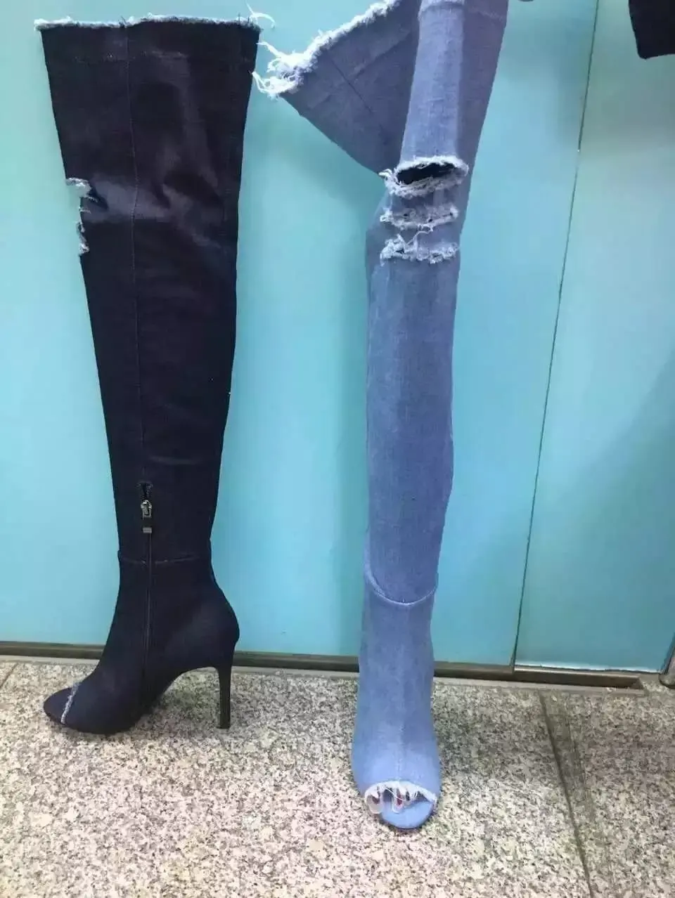 Синие джинсовые женские новейшие ботинки с открытым носком на очень высоком тонком каблуке выше колена, женские модные ботинки с вырезами, джинсовые ботинки, осенние ботинки